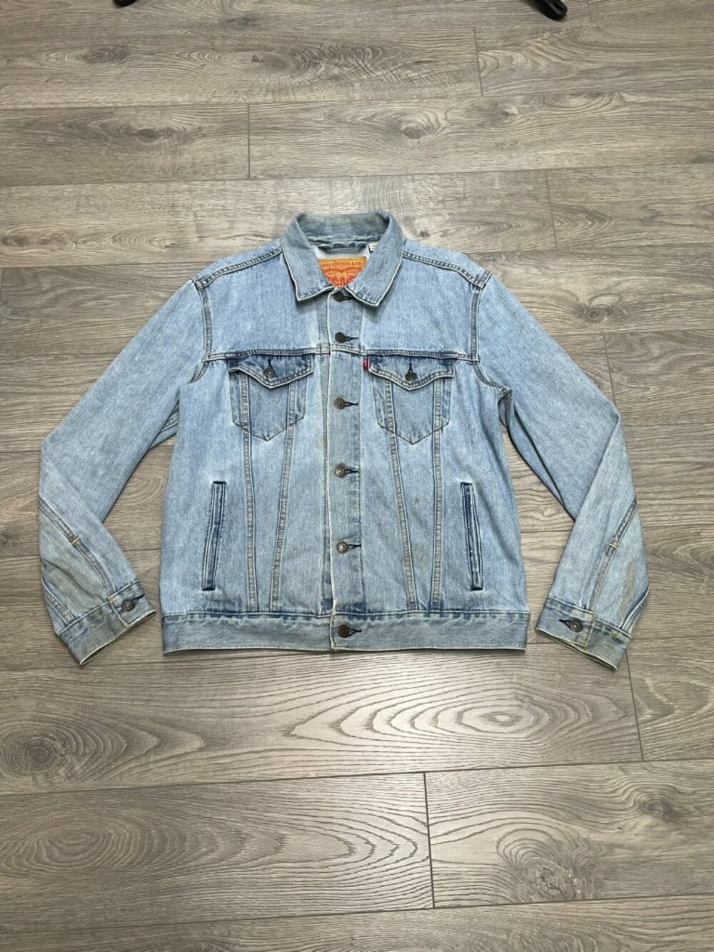 Levi's Light Wash Denim Trucker Jacket Size M Classic Blue Jean Coat‎ Button Up